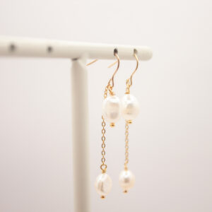 Hanging pearl earrings