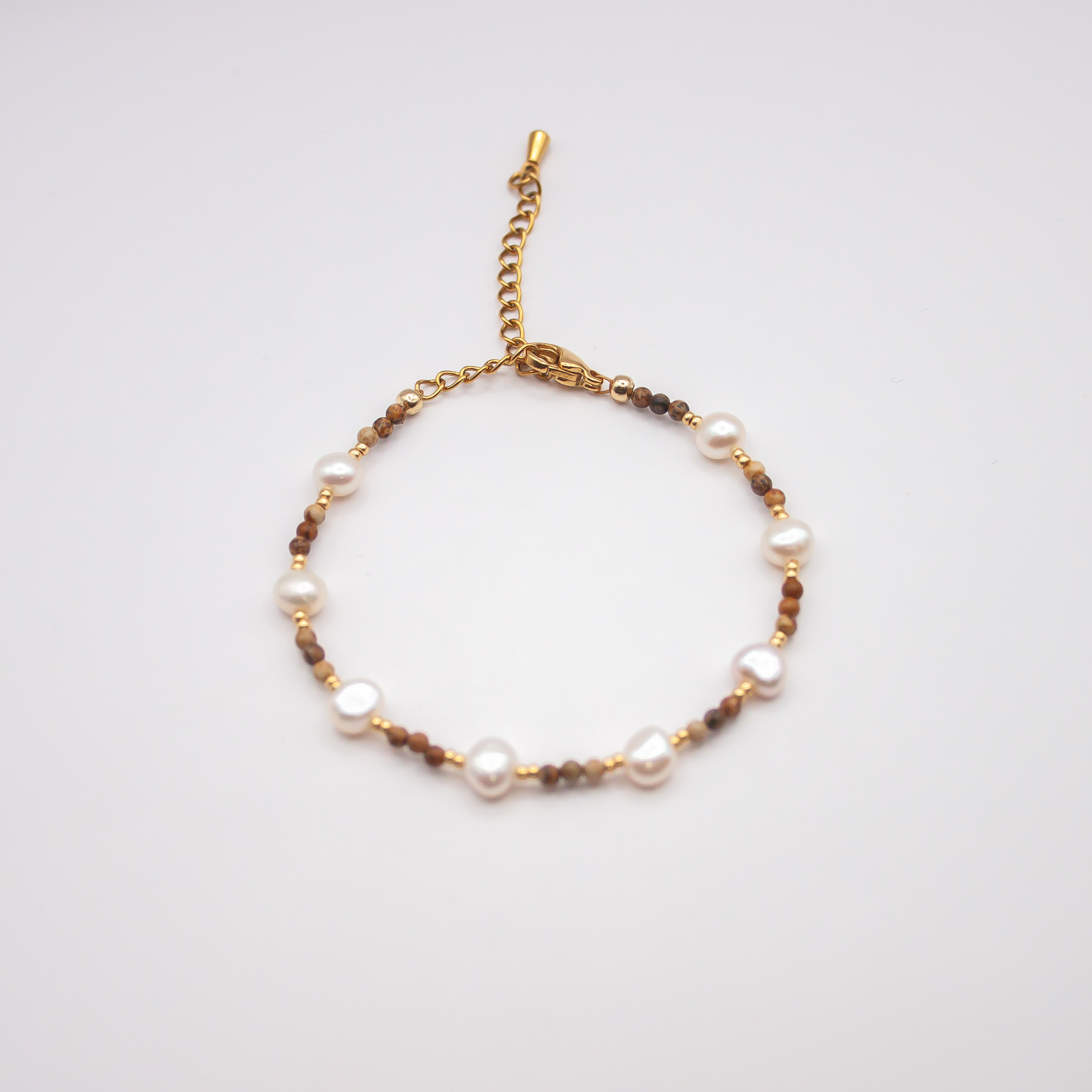 Armband met jasper natuursteen, zoetwaterparels en RVS sluiting – verstelbaar