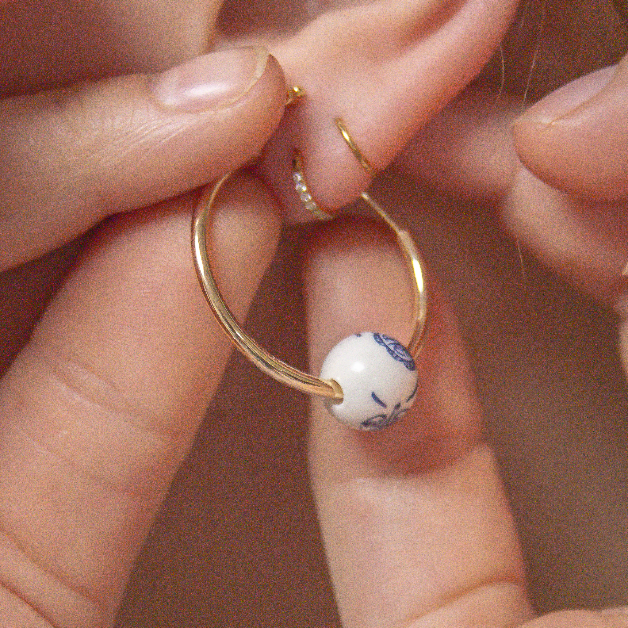 Goldplated RVS hoop oorbellen met keramiek bedel – 30 mm