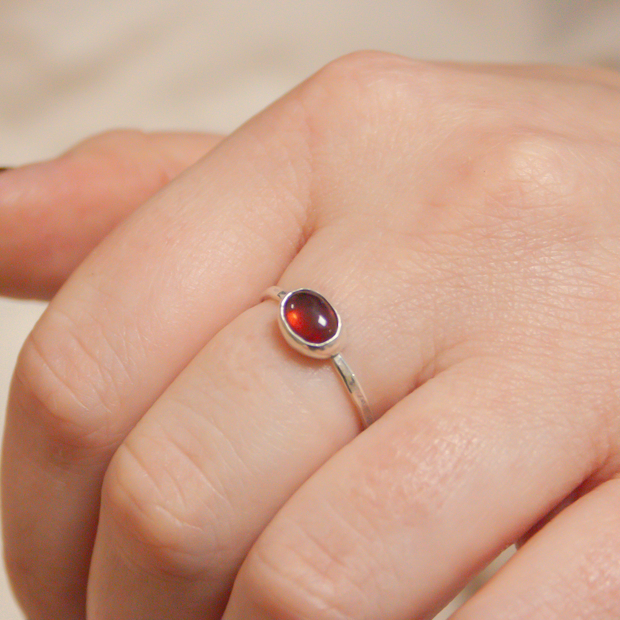 Handgemaakte ring met donker rode toermalijn – 925 sterling zilver